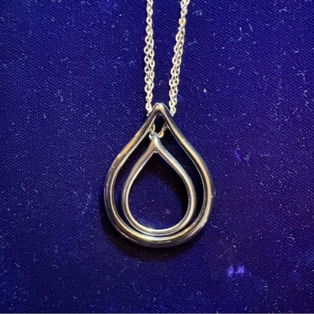Elegant Silver Teardrop Pendant Necklace